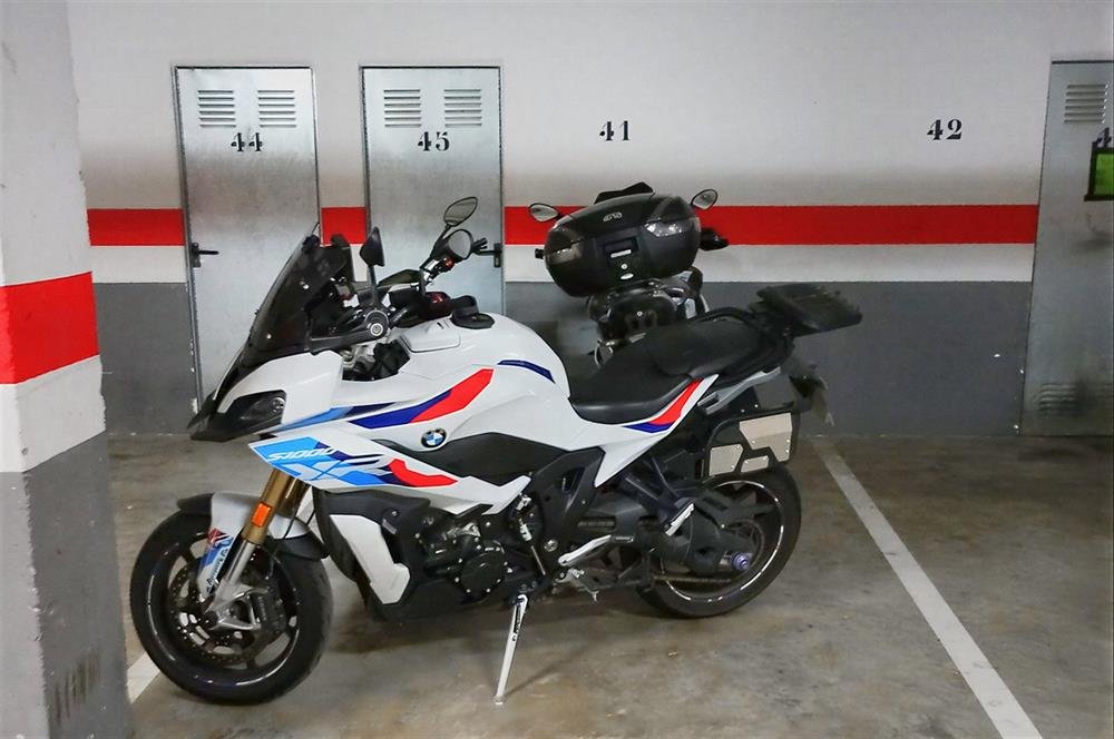 Plaza de parking con espacio para motos