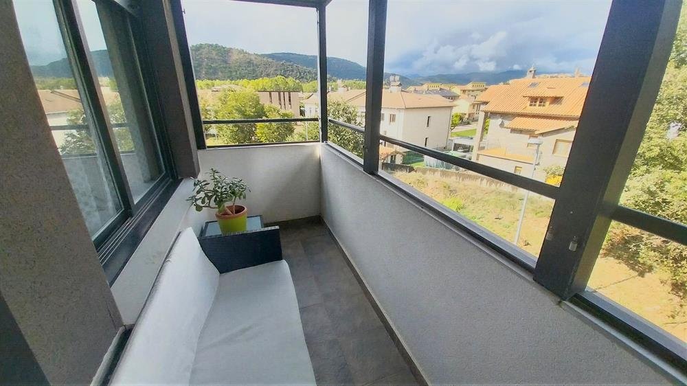 Terraza con sofá y vistas al valle