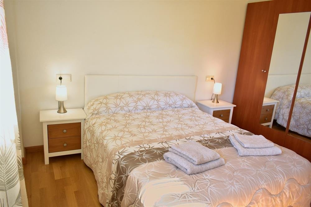 Dormitorio doble principal: cama y armario