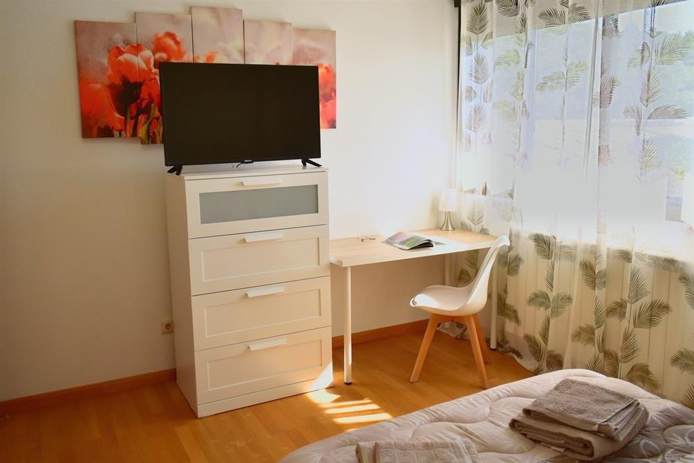 Dormitorio doble principal: mesa de escritorio, silla y cómoda
