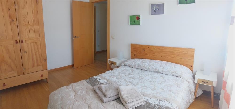 Segundo dormitorio doble: vista general de la cama y el armario
