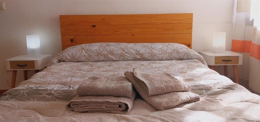 Segundo dormitorio doble: cama, mesitas y ventana