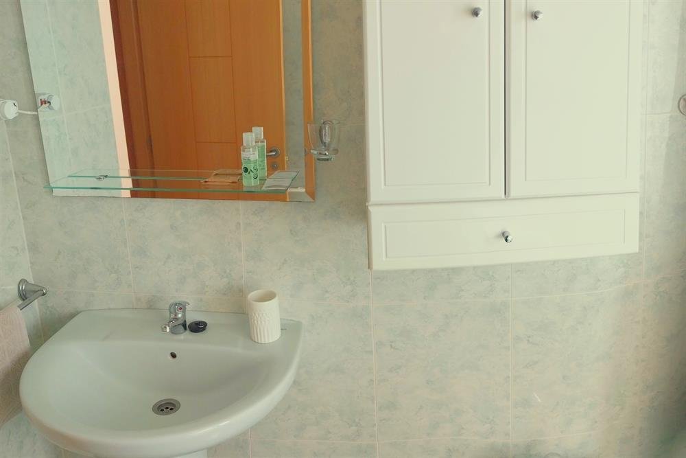 Baño grande con lavabo, espejo y armario