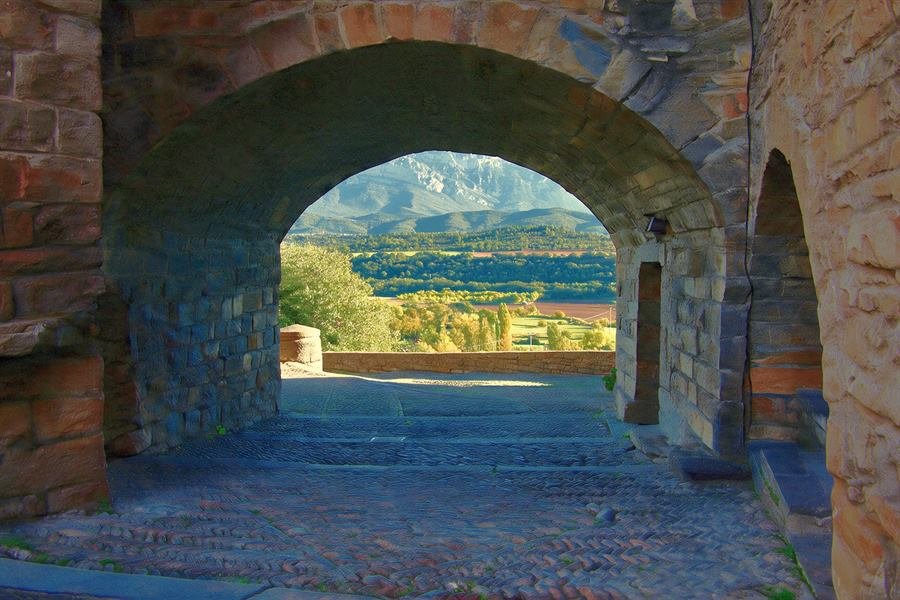 Arco del Hospital, junto a la iglesia de Santa María, con vistas al valle