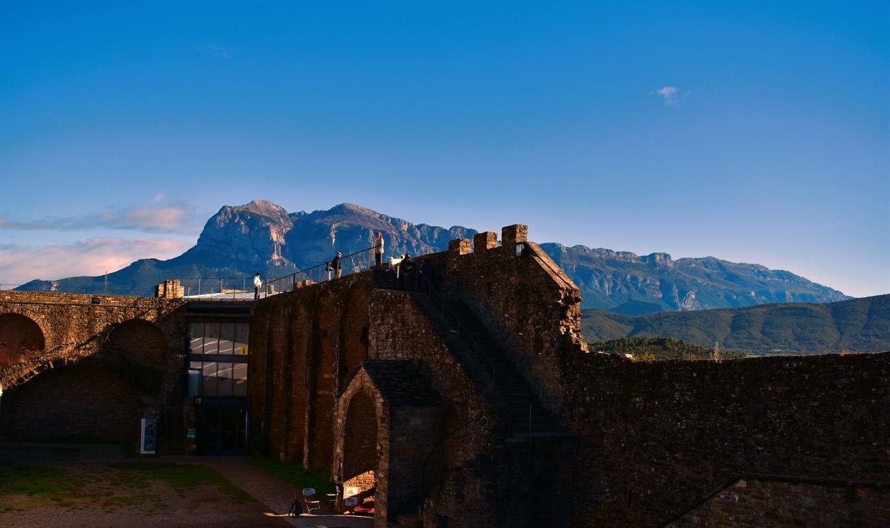 Murallas del castillo de Aínsa, con la Peña Montañesa al fondo