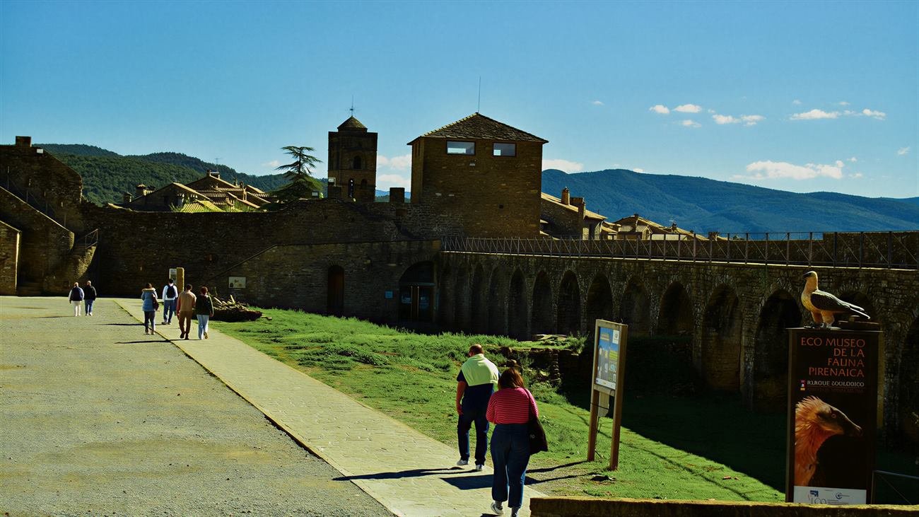 Explanada del castillo de Aínsa con el cartel del Eco Museo de la Fauna Pirenaica