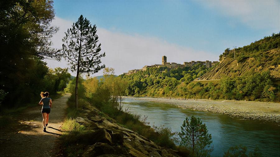 Corredora junto al río Cinca, con Aínsa al fondo