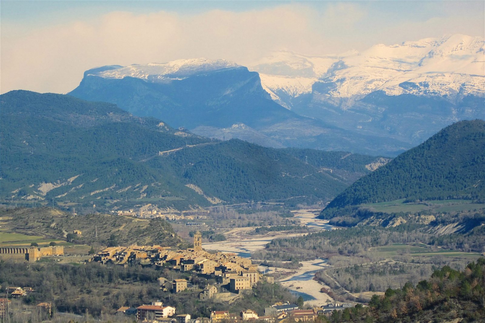 Panorámica de Aínsa y el valle del Cinca, con el Pirineo nevado al fondo