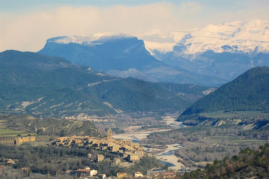Panorámica de Aínsa y el valle del Cinca, con el Pirineo nevado al fondo