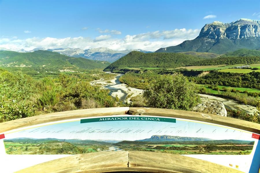 Mirador del Cinca, con el panel informativo y el valle con la Peña Montañesa al fondo