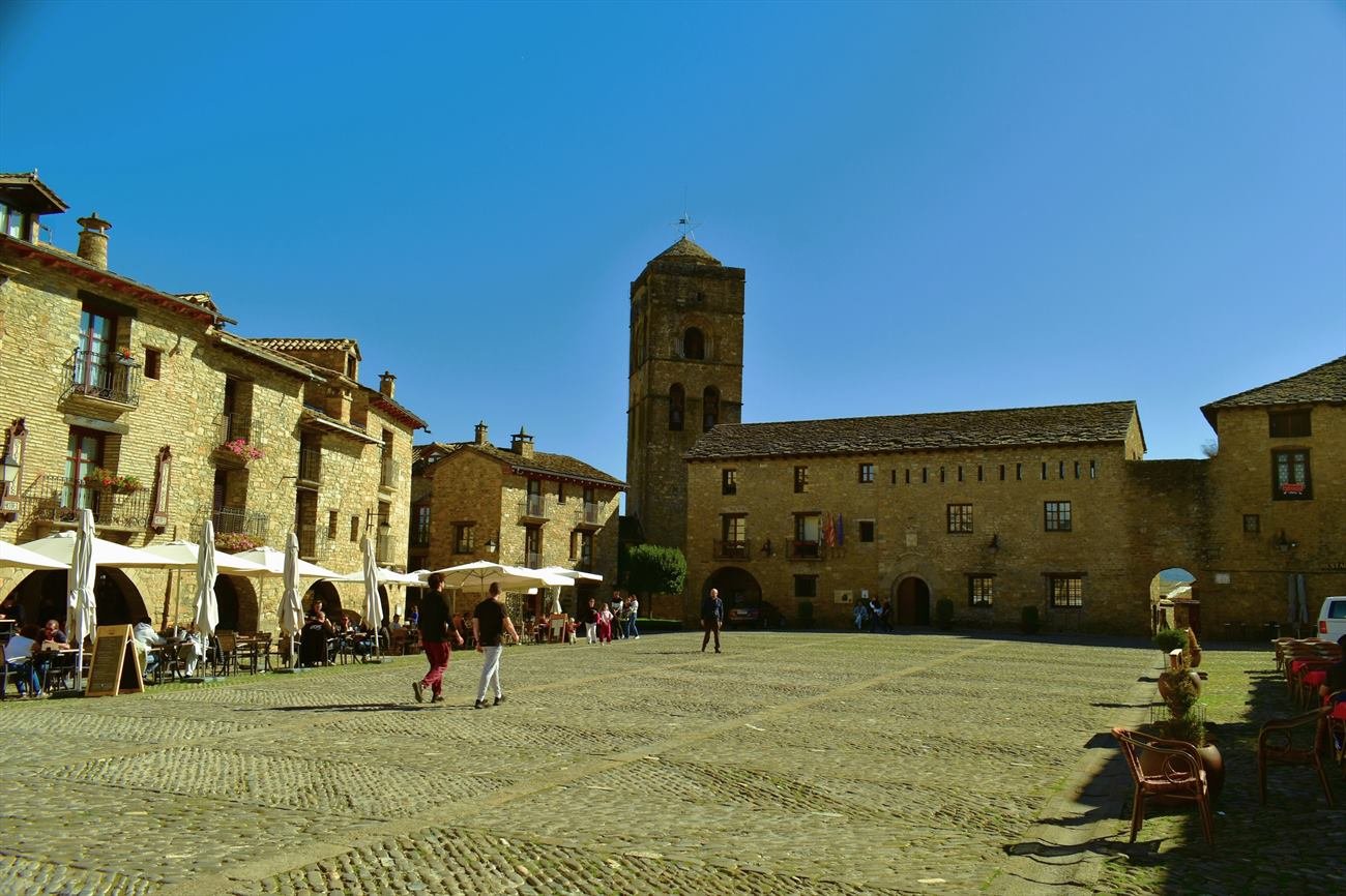 La Plaza Mayor de Aínsa, con sus soportales y la torre de la iglesia de Santa María